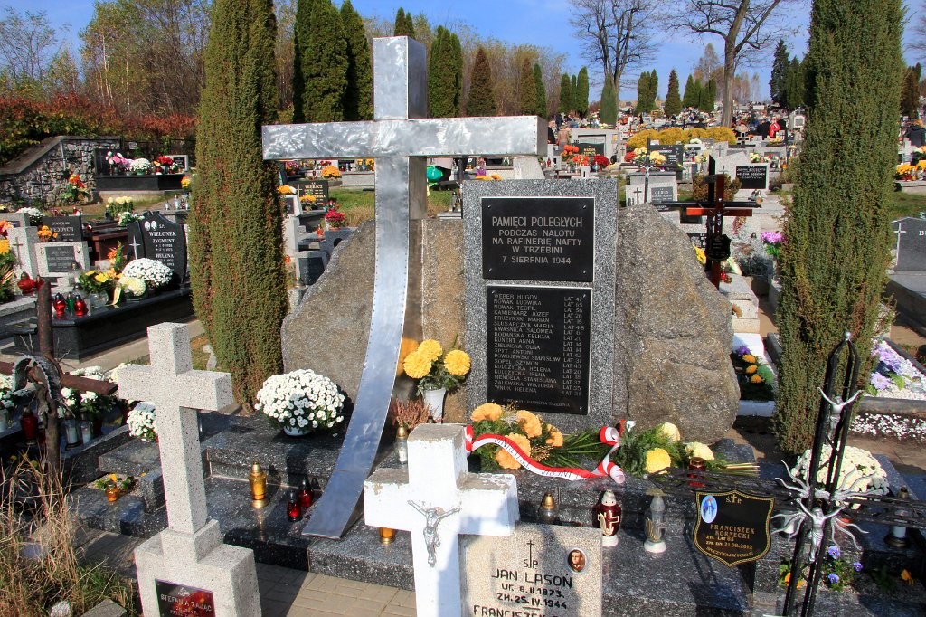 pomnik-na-cmentarzu